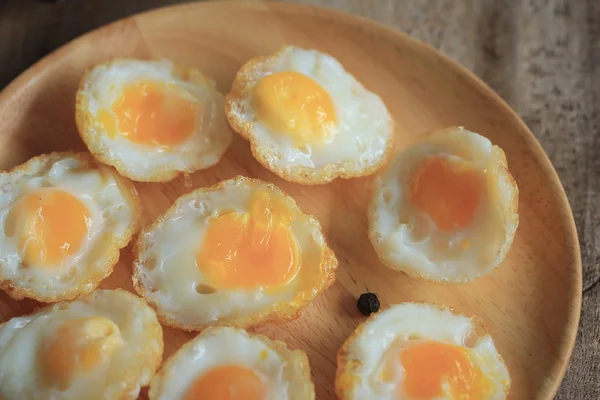 Muitos ovos de codorniz fritos — Fotografia de Stock