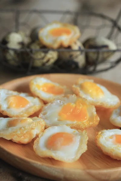 Çok kızarmış bıldırcın yumurtası — Stok fotoğraf