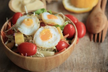 salata sebze bıldırcın yumurtası