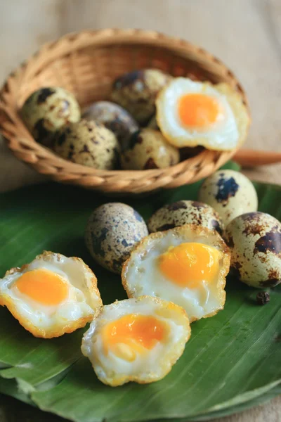 Un sacco di uova di quaglia fritte — Foto Stock