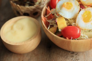 salata sebze bıldırcın yumurtası