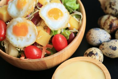 salata sebze bıldırcın yumurtası