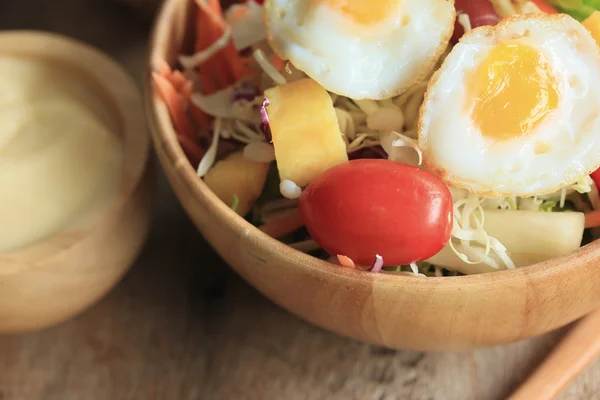 Ovos de codorna de salada vegetal — Fotografia de Stock