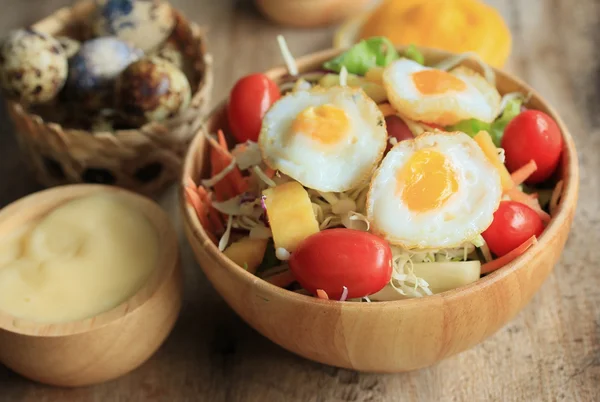 Salata sebze bıldırcın yumurtası — Stok fotoğraf