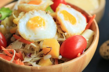 salata sebze bıldırcın yumurtası