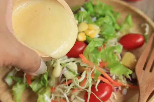 Ovos de codorna de salada vegetal — Fotografia de Stock