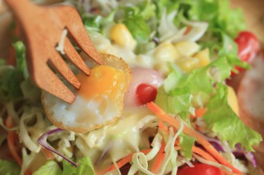 salata sebze bıldırcın yumurtası