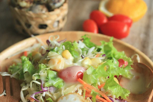 Ovos de codorna de salada vegetal — Fotografia de Stock