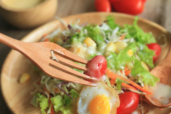 Salad vegetable quail eggs — Stock Photo, Image