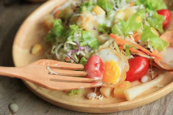 Salat Gemüse Wachteleier — Stockfoto