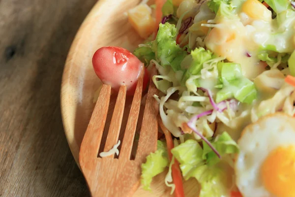 Ovos de codorna de salada vegetal — Fotografia de Stock