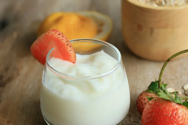 Batido de yogur fresa fresca —  Fotos de Stock