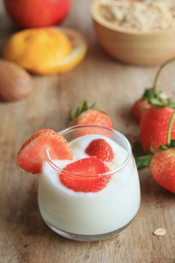 Yoğurt güler yüzlü taze çilek