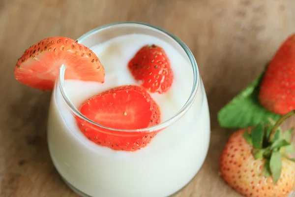 Frullato di yogurt fragola fresca — Foto Stock