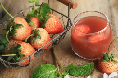 lezzetli taze çilek suyu