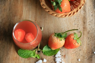 lezzetli taze çilek suyu