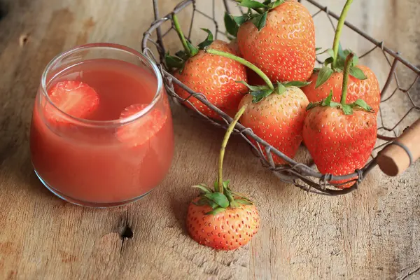 Saboroso suco de morango fresco — Fotografia de Stock