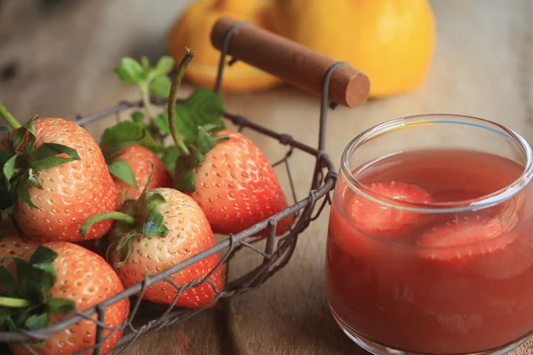 Sabroso jugo de fresa fresca — Foto de Stock