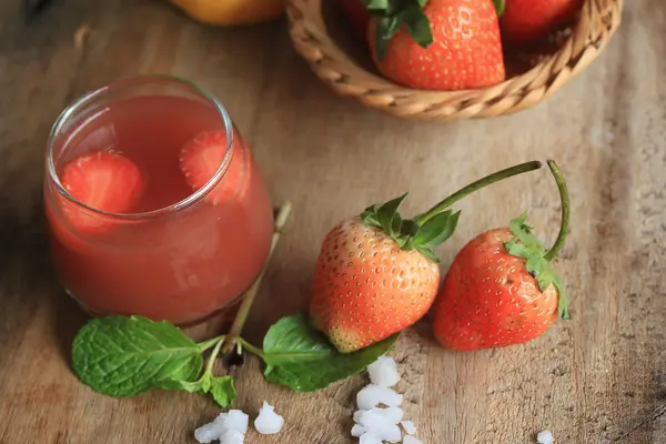 Sabroso jugo de fresa fresca —  Fotos de Stock
