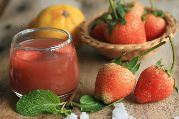 美味的新鲜草莓汁 — 图库照片