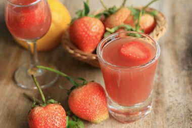 lezzetli taze çilek suyu