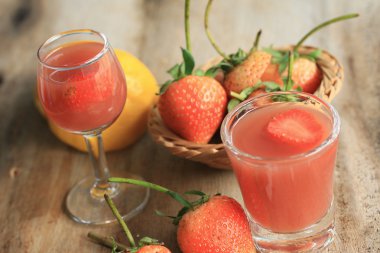 lezzetli taze çilek suyu