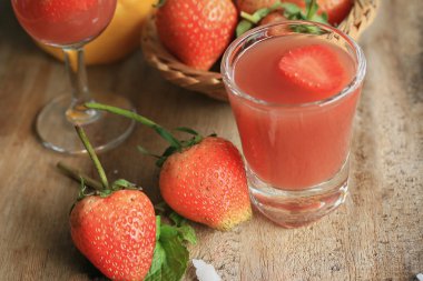 lezzetli taze çilek suyu