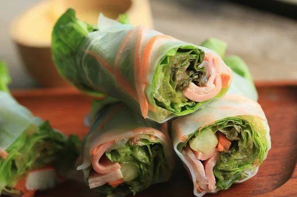 Salatbrötchen mit Gemüse — Stockfoto