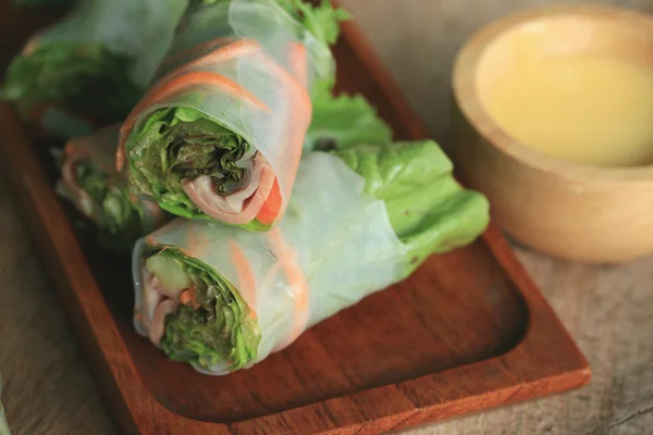 Salatbrötchen mit Gemüse — Stockfoto