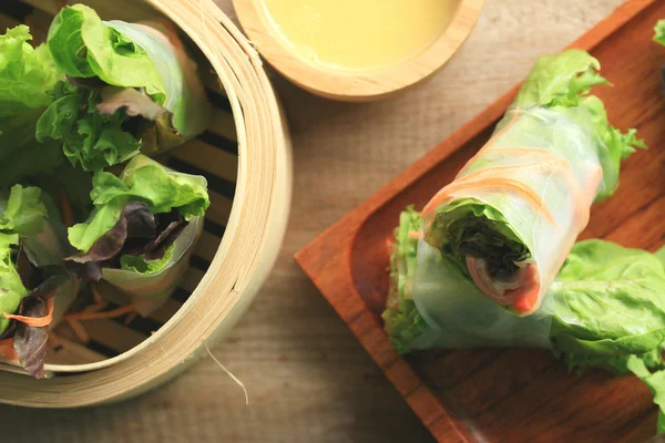 Salatbrötchen mit Gemüse — Stockfoto