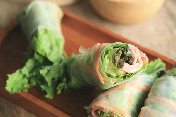 Salatbrötchen mit Gemüse — Stockfoto