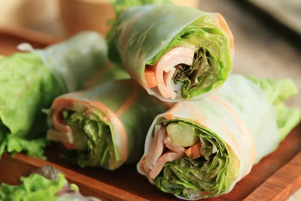 Salatbrötchen mit Gemüse — Stockfoto