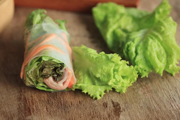 Salatbrötchen mit Gemüse — Stockfoto