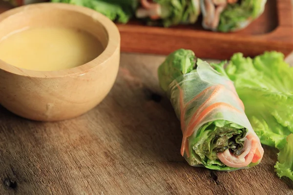 Salatbrötchen mit Gemüse — Stockfoto