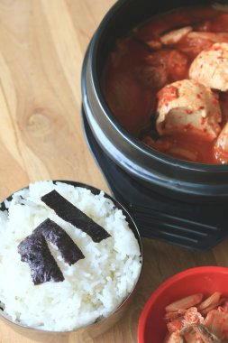 Kimchi çorbası - Kore yemeği