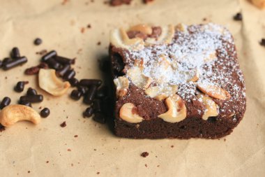 Kaju fıstığı ile çikolatalı kek