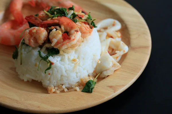 Crevettes fruits de mer basilic riz — Photo