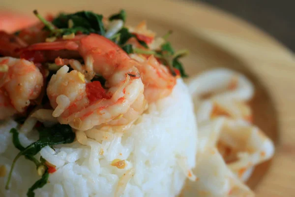 Karides deniz ürünleri fesleğen pirinç — Stok fotoğraf