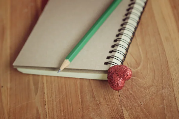 Corazón rojo con libro — Foto de Stock
