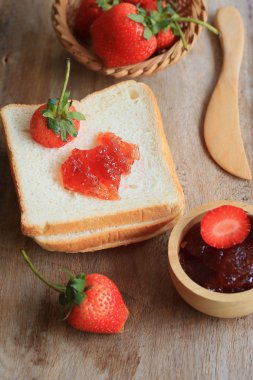 Çilek reçeli taze meyve