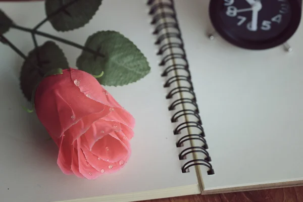 Rosa rosa artificial vintage — Foto de Stock