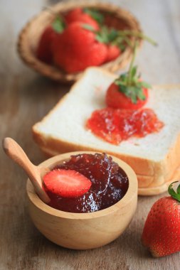 Çilek reçeli taze meyve