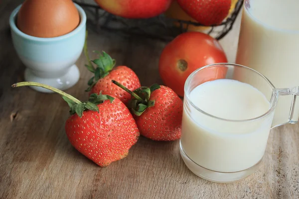 Lait frais aux fruits — Photo