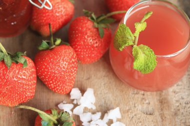 Suyu ile çilek reçeli