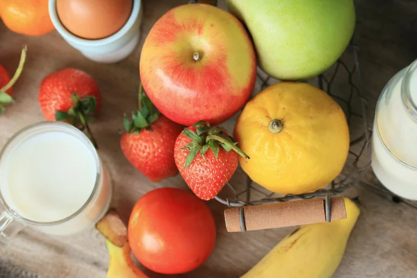 Leite fresco com fruta — Fotografia de Stock