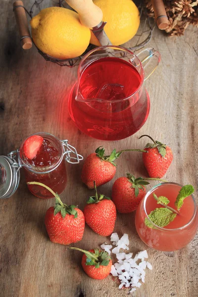 Marmellata di fragole con succo — Foto Stock