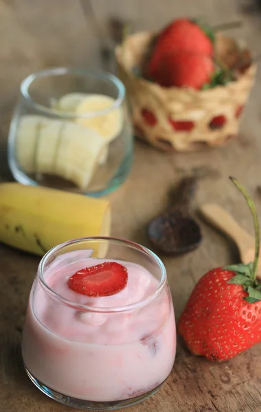 Joghurt smoothie friss eper — Stock Fotó
