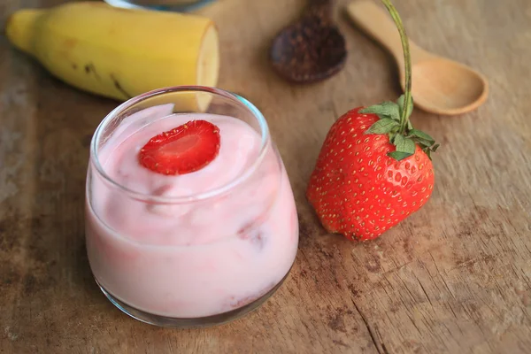 Batido de yogur fresa fresca —  Fotos de Stock