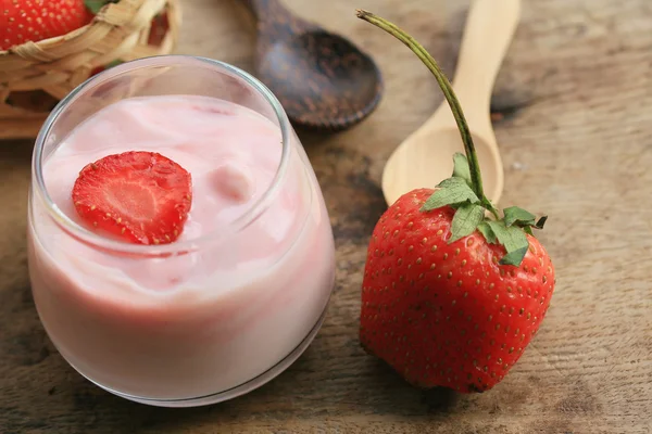 Yoghurt smoothie färska jordgubbar — Stockfoto