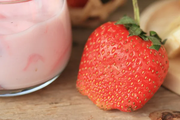 酸奶奶昔新鲜草莓 — 图库照片
